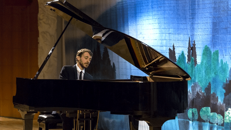 CONCERTO  Aos 20 anos, uma nova voz no piano brasileiro