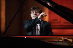 Reconhecido mundialmente, pianista de 19 anos faz última apresentação em Curitiba em 2023